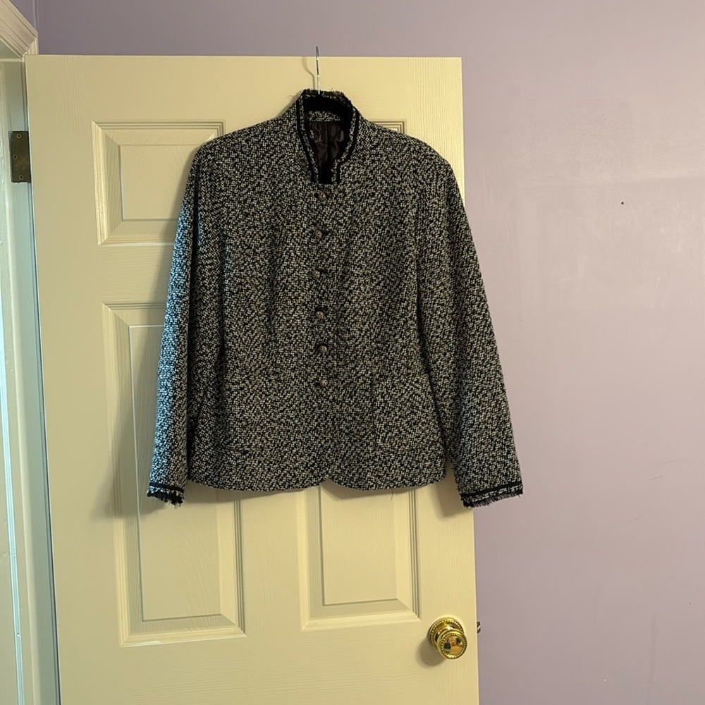 Classic tweed jacket with stunning buttons